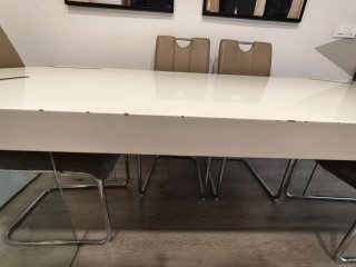 Mesa comedor blanca lacada patas cristal