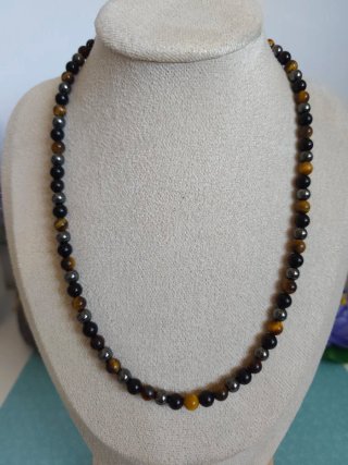 Collar triple protección piedras naturales.