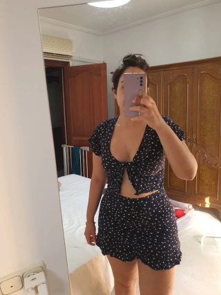 Conjunto floral azul marino y blanco