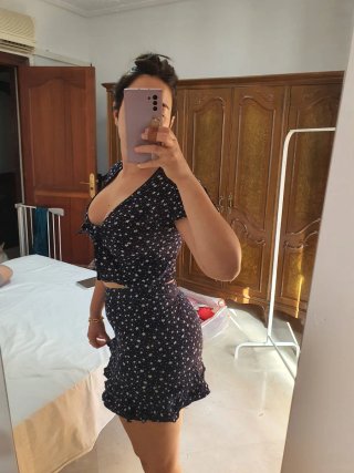 Conjunto floral azul marino y blanco