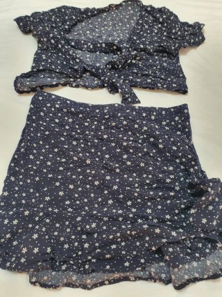 Conjunto floral azul marino y blanco