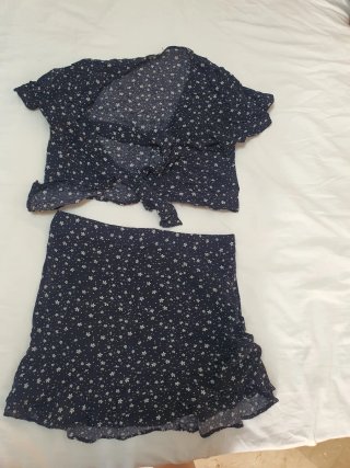 Conjunto floral azul marino y blanco