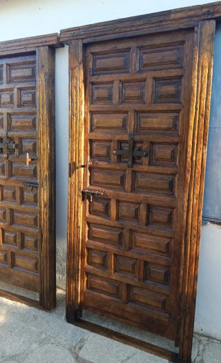 Pareja de puertas de madera rústica