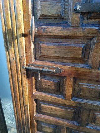 Pareja de puertas de madera rústica