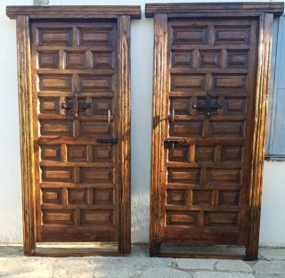 Pareja de puertas de madera rústica