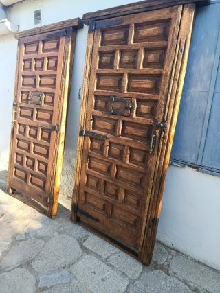 Pareja de puertas de madera rústica
