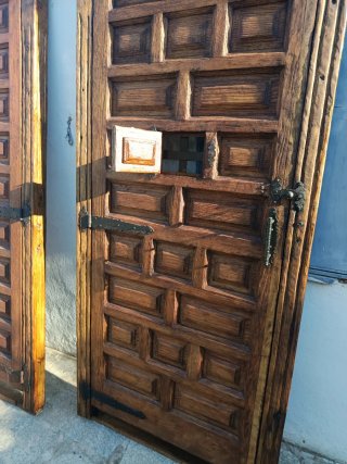 Pareja de puertas de madera rústica