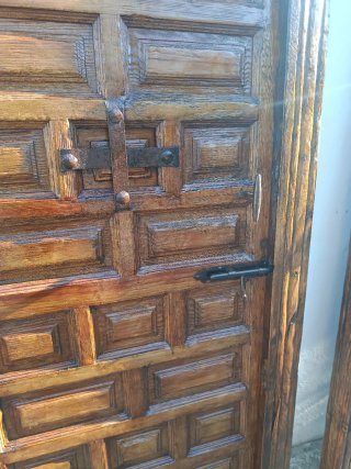 Pareja de puertas de madera rústica