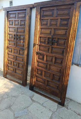 Pareja de puertas de madera rústica