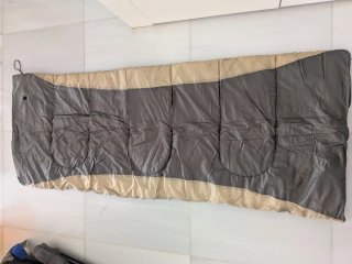 Saco de dormir beige y gris