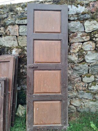 Puerta de castaño antigua