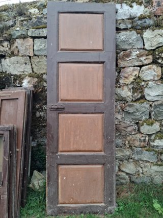 Puerta de castaño antigua