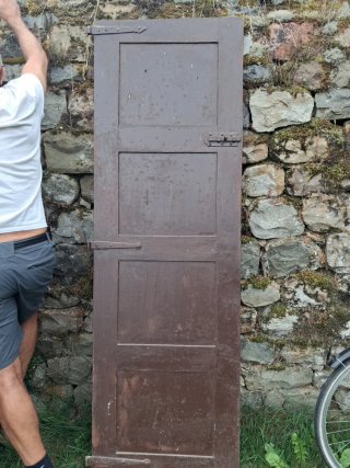 Puerta de castaño antigua