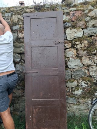 Puerta de castaño antigua