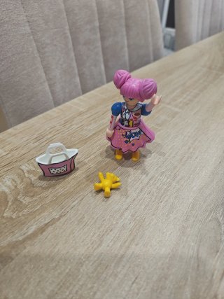 Playmobil niña rosa con accesorios