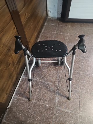 Andador con asiento plegable