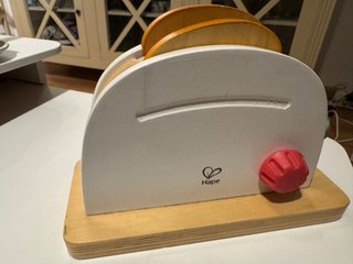 Tostadora de madera Hape con tostadas