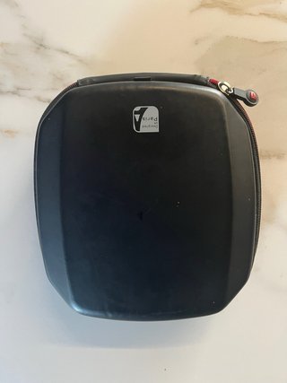Cascos Sony con cable negros y funda roja