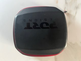 Cascos Sony con cable negros y funda roja