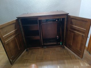 Mueble Hexagon con Máquina de Coser Antigua
