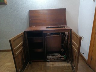 Mueble Hexagon con Máquina de Coser Antigua