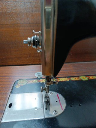 Mueble Hexagon con Máquina de Coser Antigua
