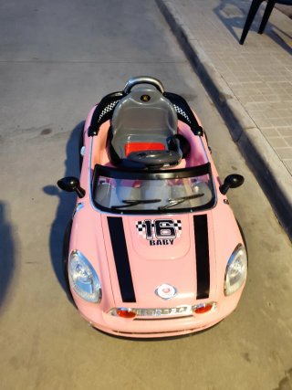 Coche a batería y mando para niños