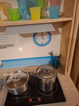 Cocinita de juguete de madera con accesorios