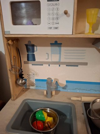 Cocinita de juguete de madera con accesorios