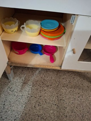Cocinita de juguete de madera con accesorios