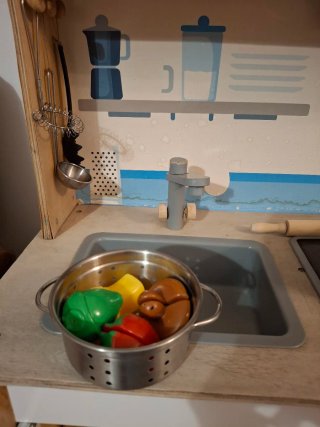 Cocinita de juguete de madera con accesorios