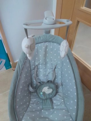 Mecedora para bebé con móvil