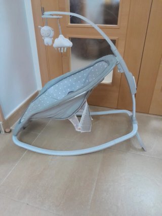 Mecedora para bebé con móvil