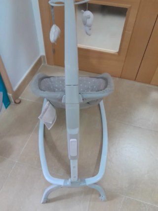 Mecedora para bebé con móvil