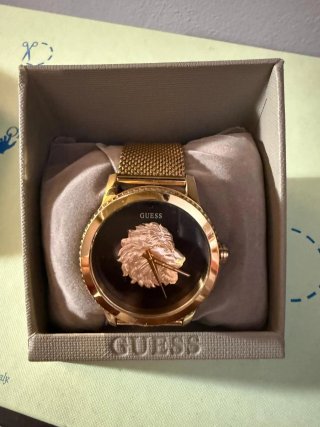Reloj Guess Dorado con León Negro