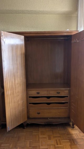 Armario de madera hecho a mano