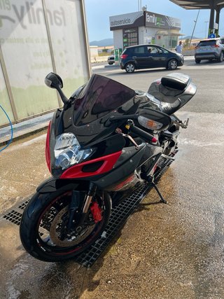 Suzuki GSXR 750 K7 Negra y Roja