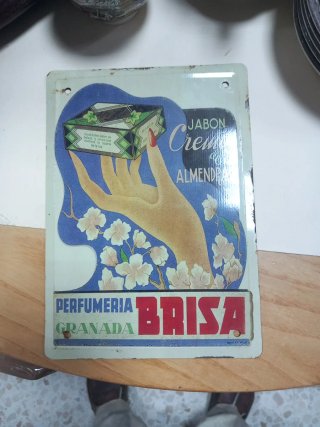 Chapa metálica Perfumería Brisa Granada