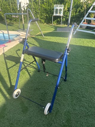 Andador azul con asiento y ruedas