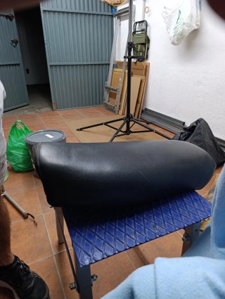 Asiento negro para moto derbi antorcha