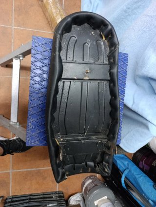 Asiento negro para moto derbi antorcha