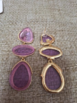 Pendientes dorados y lilas
