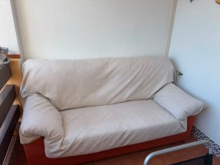 Sofá de tela naranja y beige