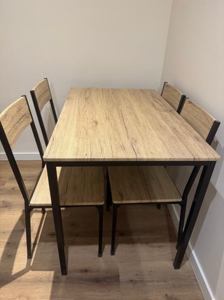 Mesa y 4 Sillas Comedor