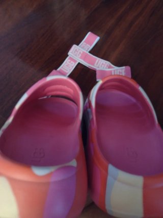 Sandalias UGG coloridas número 38 (W 7) nuevas