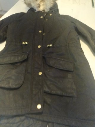 Chaquetón negro con capucha y pelo