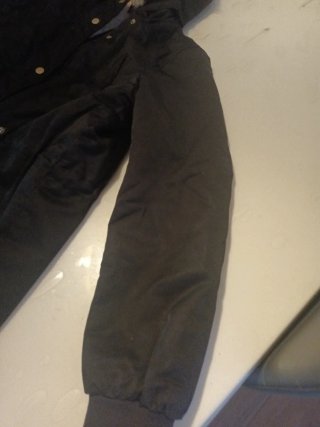 Chaquetón negro con capucha y pelo