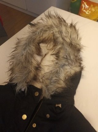 Chaquetón negro con capucha y pelo