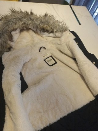 Chaquetón negro con capucha y pelo