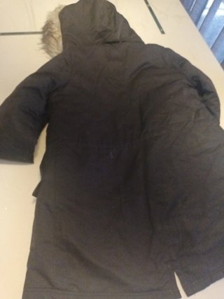 Chaquetón negro con capucha y pelo